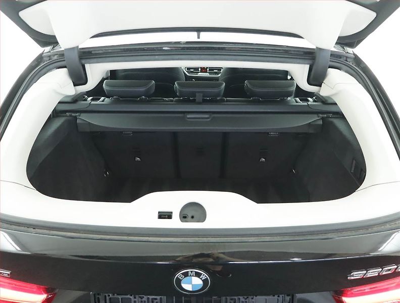 BMW Řada 3 (2021) Advantage 320 d - fotka 21 z 23