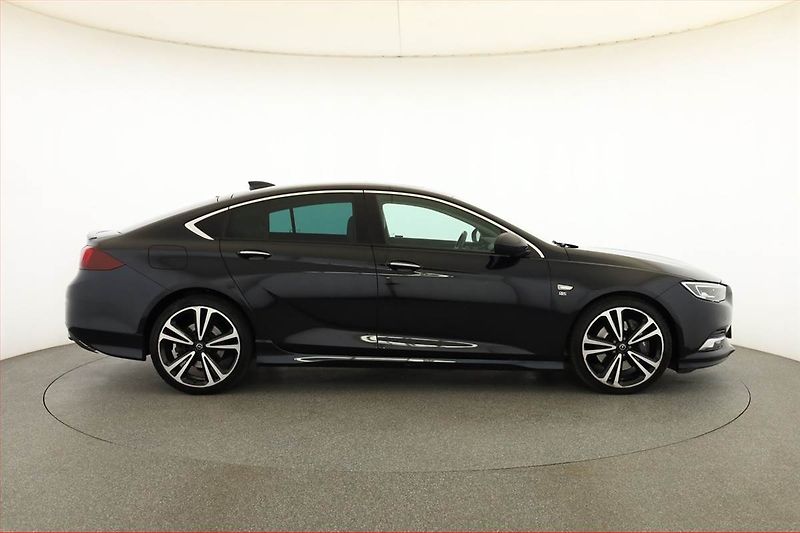 Opel Insignia (2017) OPC Line 2.0 Turbo 4x4, 4X4 - fotka 6 z 20