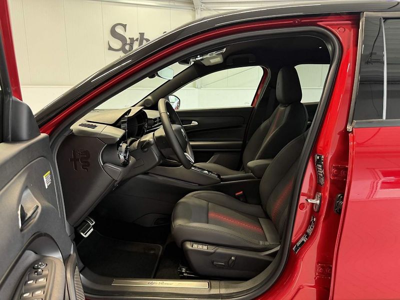 Alfa Romeo Junior (2025) Speciale Elettrica 54 kWh - fotka 16 z 26