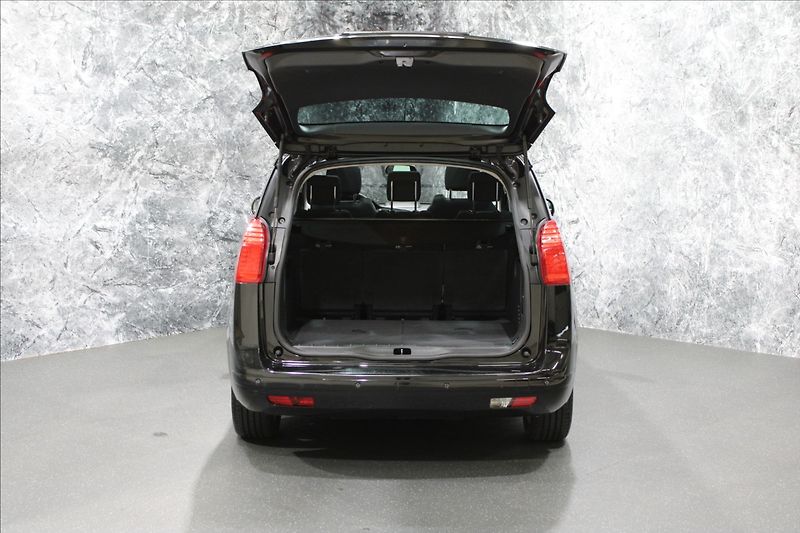 Peugeot 5008 2,0 HDI 120kW 7 míst - fotka 5 z 32