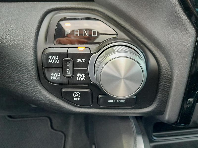 Dodge RAM (2024) 1500, 5.7 V8  Laramie - fotka 27 z 43