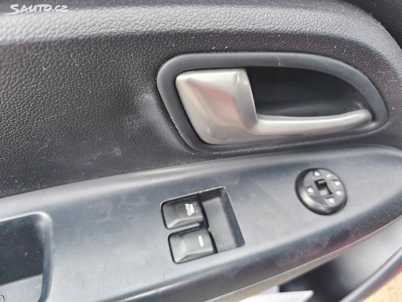 Kia Rio KRÁSNÁ,75T.KM,1MAJ48LET,VÝBAVA - fotka 16 z 23