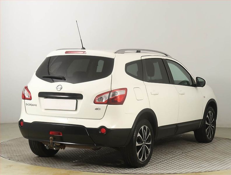 Nissan Qashqai (2012) Acenta 1.6 dCi, 4X4, 7 míst - fotka 5 z 22