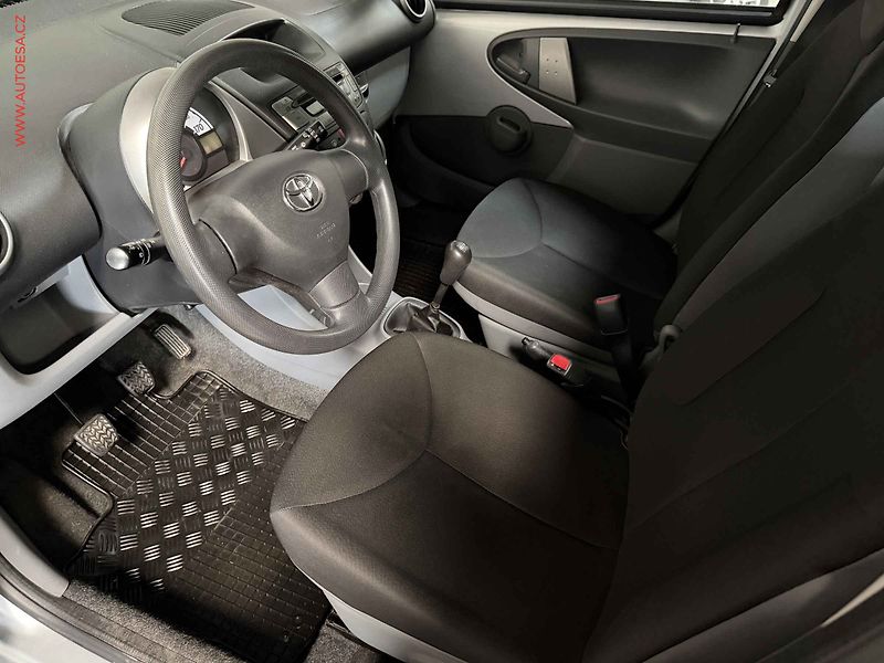 Toyota Aygo (2011) 1.0i, ČR, AC - fotka 9 z 15