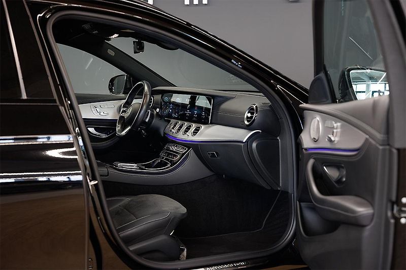 Mercedes-Benz Třídy E (2021) E 300 de T 4Matic AMG Line - fotka 26 z 39