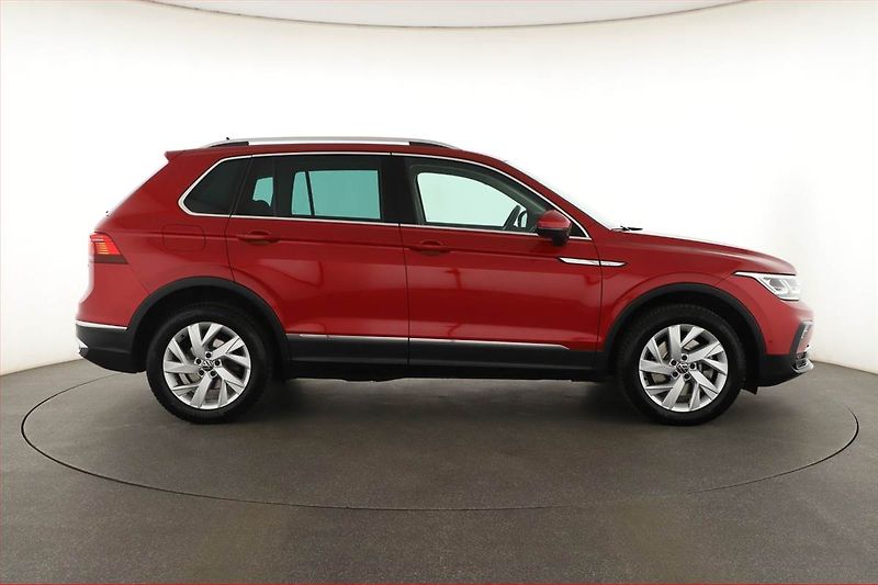 Volkswagen Tiguan (2022) 2.0 TSI - fotka 6 z 20