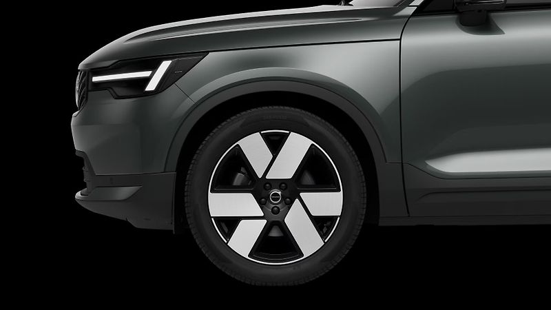 Volvo XC40 (2026) PLUS DARK, B4 FWD, 145+10 kW / - fotka 7 z 10