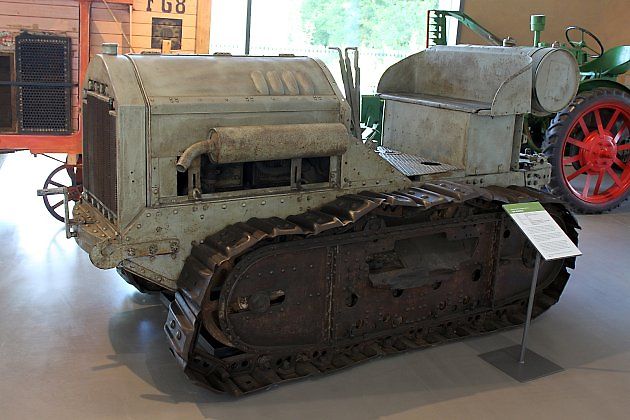 První licenčně vyráběný pásový traktor u nás Hanomag WD 25., zdroj: Wikimedia Commons, Anagoria, CC BY 3.0