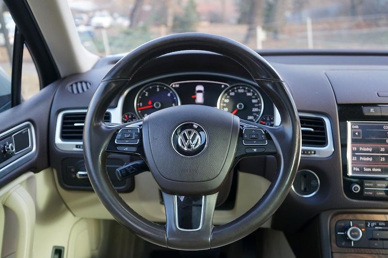 Volkswagen Touareg 180kW Pano 360 Matrix AdTempom - fotka 14 z 33
