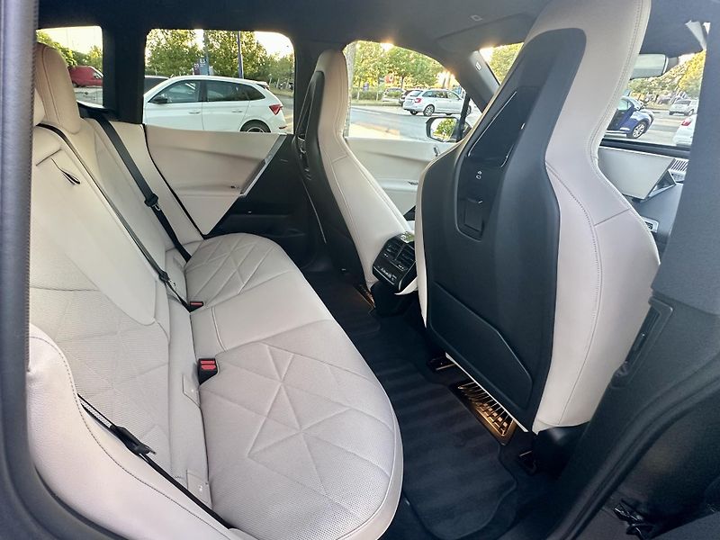 BMW iX (2024) BMW IX50 M SPORT - fotka 7 z 13