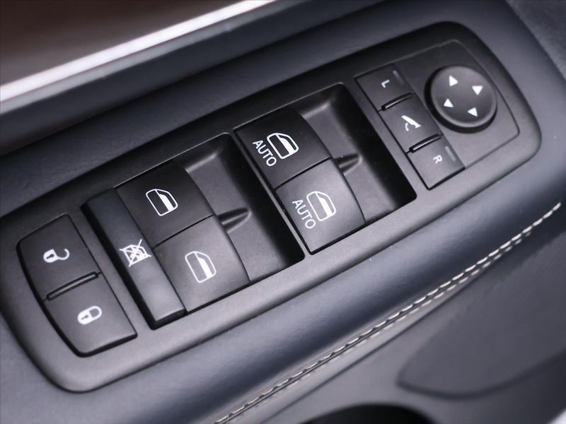 Jeep Grand Cherokee 3,0 CRD V6 184kW OverLand 4WD - fotka 14 z 34