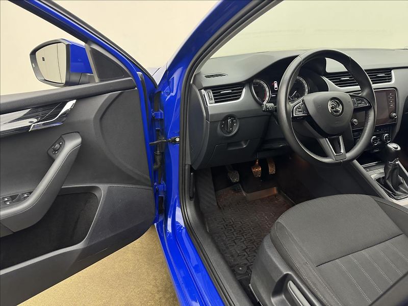 Škoda Octavia 2,0 LED STYLE NAVI KEYLESS CZ - fotka 30 z 42