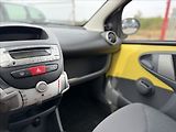 Peugeot 107 1,0 i 77tKm KLIMA SERVO - náhled 12