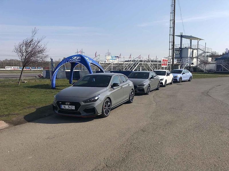 Na okruhu jsme měli možnost srovnání i s okruhovým speciálem mistra světa