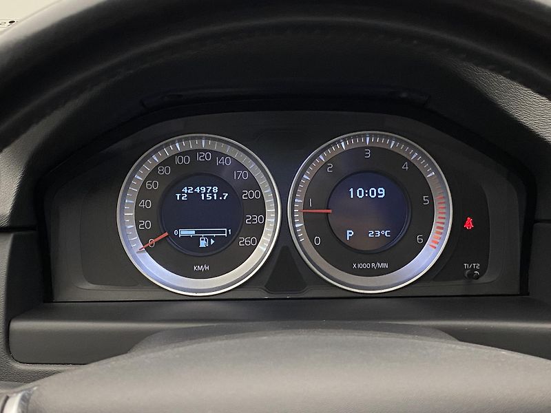 Volvo XC70 D5 AWD SUMMUM REZERVACE - fotka 29 z 49