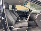 Hyundai i30 1.6-NÍZKÉ KM-1.maj-facelift - náhled 15