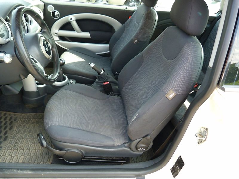 Mini Cooper 1.6 i 85 kw - fotka 10 z 17