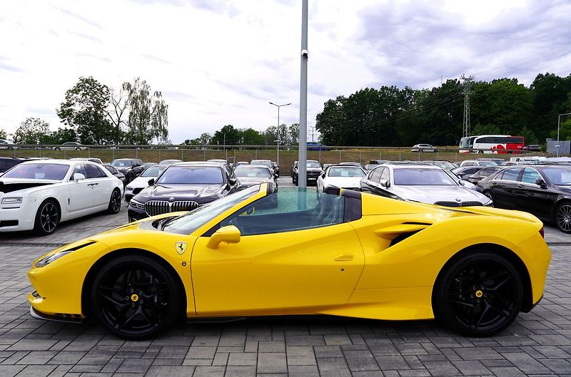 Ferrari F8 Spider/6700km/720 PS - fotka 11 z 51