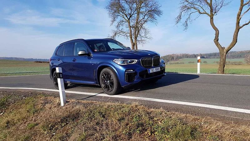 BMW potřebuje více točivého momentu, protože váží o půl tuny víc než Mercedes.