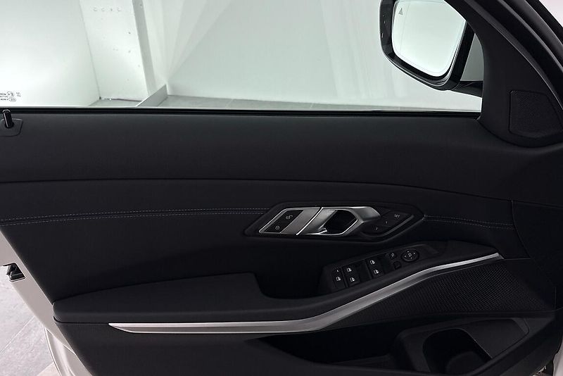 BMW Řada 3 řady 3 | 320d xDrive - fotka 14 z 24