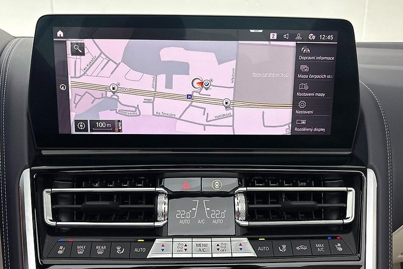 BMW Řada 8 M850i xDrive - fotka 22 z 33