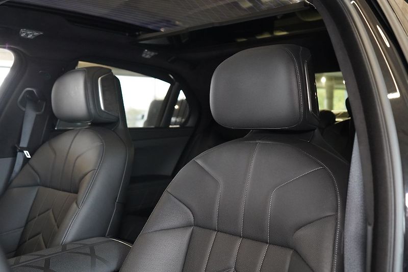 BMW Řada 7 750e xDrive,Televize,EL. dveře - fotka 19 z 50