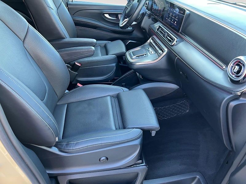 Mercedes-Benz Třídy V (2024) EXCLUSIVE 300d AMG TAŽNÝ 4x4 - fotka 15 z 28