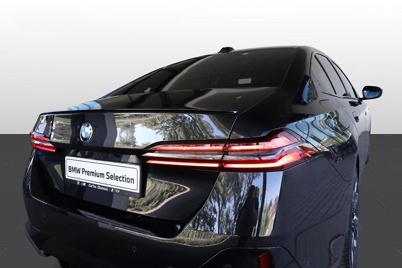 BMW Řada 5 520d xDrive - fotka 20 z 32