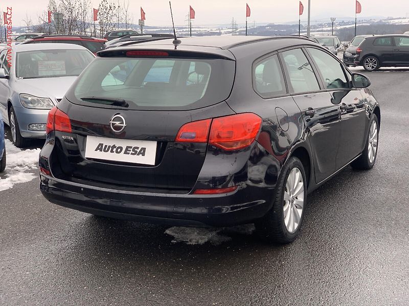 Opel Astra (2011) 1.6i SportTourer - fotka 6 z 21