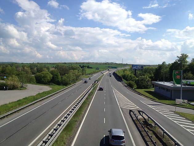 Klasický dálniční nájezd představuje důležitou výjimku. Podle rozhodnutí soudu zde střídavé řazení neplatí a řidiči v připojovacím pruhu tak dávají přednost vozidlům na hlavní trase., zdroj: Se svolením Lakky/Wikimedia CC BY 4.0