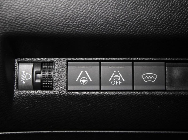 Peugeot 2008 0,1 100kW e-Allure 1.maj.ČR - fotka 18 z 22