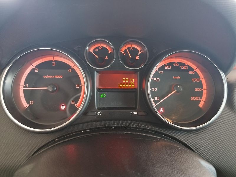 Peugeot 308 (2010) 1,6HDI,80KW,7MÍST,PANOR,SER.KN - fotka 26 z 31
