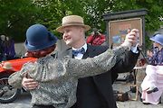 Stovka nablýskaných motocyklů a automobilů předválečné a meziválečné éry vyrazila v neděli z Horního náměstí v Přerově na spanilou jízdu regionem. Nejstarší účastnicí byla 88letá Libuše Šulcová. Vyrazila na motocyklu BSA 770 se sidecarem z roku 1928.
