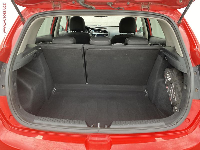 Kia Ceed (2017) 1.6GDi, ČR, AC, kamera - fotka 7 z 19