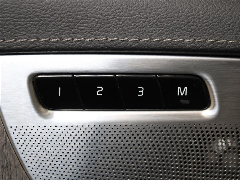 Volvo XC90 2,0 T8 Ultimate Bright B&W Vzd - fotka 18 z 25
