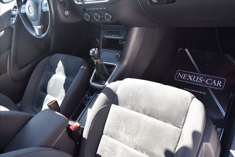 Volkswagen Tiguan 1,4 TSI 92KW R-LINE TOP STAV! - fotka 23 z 48