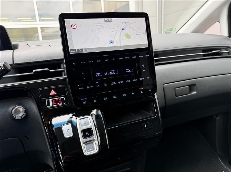 Hyundai Staria 1,6 T HEV 7M  Luxury Panorama - fotka 18 z 26