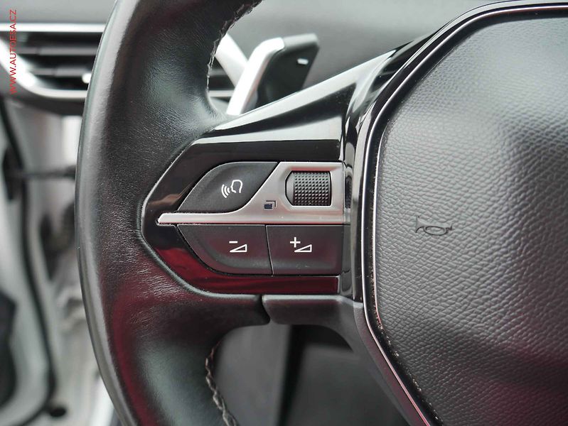 Peugeot 5008 (2022) 1.5HDi, ČR, Allure, AT, LED - fotka 19 z 25