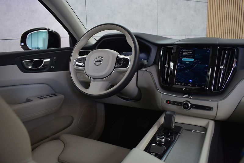Volvo XC60 B5 184kW DARK PLUS*DPH*ČR 1.M* - fotka 8 z 39