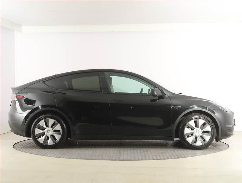 Tesla Model Y (2023) Long Range AWD 75kWh, SoH 91% - fotka 6 z 33