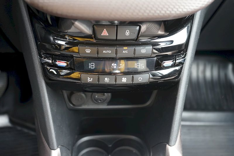 Peugeot 2008 (2015) BlueHDI Allure - tažné - fotka 16 z 21