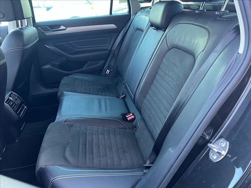 Volkswagen Passat 2,0 TDi DSG ELEGANCE MATRIX - fotka 13 z 32