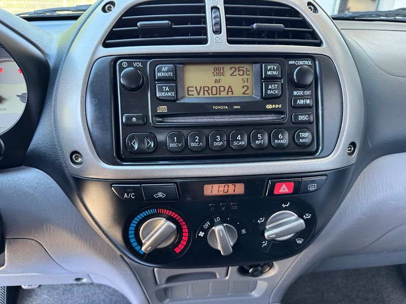 Toyota RAV4 (2003) 2.0 D-4D 4WD - fotka 18 z 27