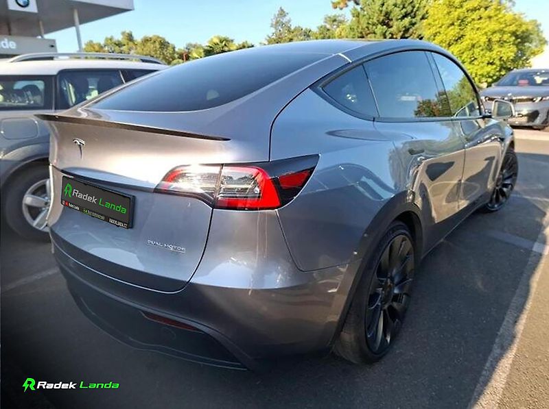 Tesla Model Y (2023) Quicksilver, Bílý interiér - fotka 2 z 11