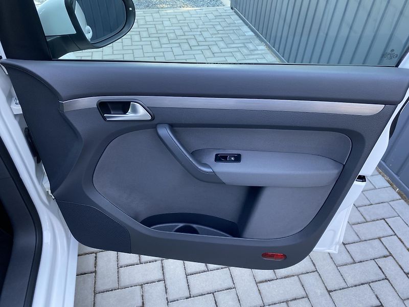 Volkswagen Touran 1.2 TSI 77kW - KLIMATIZACE-PDC - fotka 34 z 39