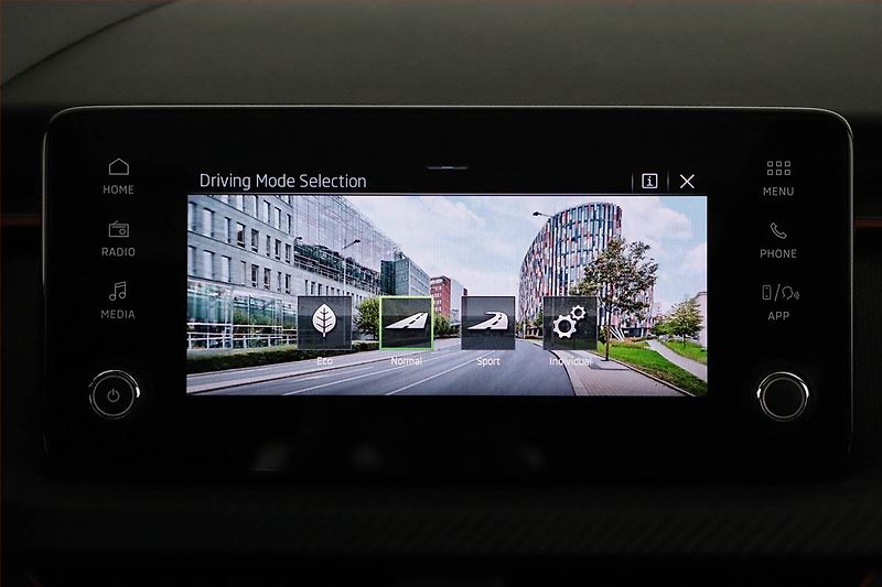 Škoda Kamiq (2025) 1.0 TSI, MONTE CARLO, AUTOMAT - fotka 16 z 20