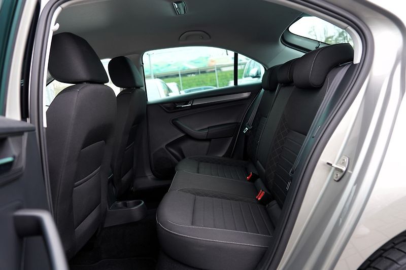 Škoda Rapid 1.0 TSI  Style, manuál, ČR - fotka 31 z 39