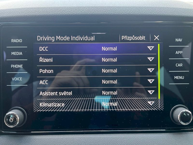 Škoda Karoq (2023) SPORTLINE TSI 1.5/110KW 6MP - fotka 31 z 35