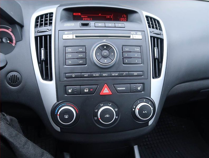 Kia Ceed (2010) EX 1.4 CVVT, ČR,1.maj - fotka 12 z 14