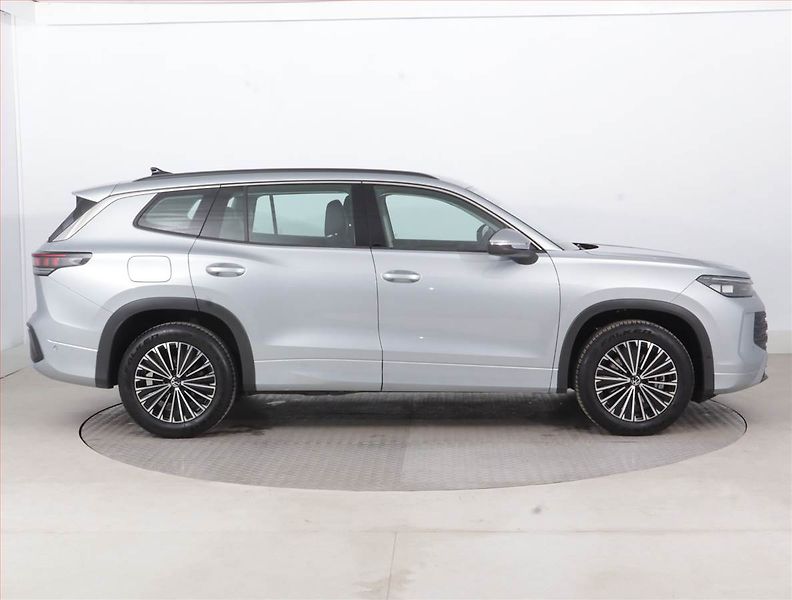 Volkswagen Tayron (2025) 1.5 eTSI - fotka 6 z 21